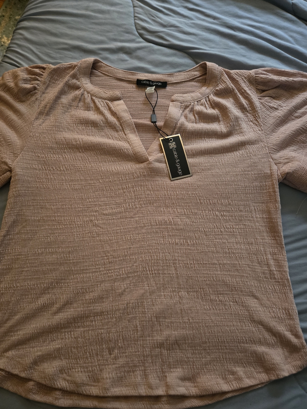 Cable & Gauge Women's Blush Pink Textured Split-Neck Top
